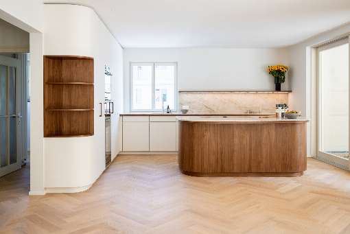 Bilder 1-3: Die Maserung und die harmonische Farbgebung des Nussbaum‑Furniers bilden einen eleganten Kontrast zu den hellen Fronten der K�che. Fotos: � Davidk�chen Basel